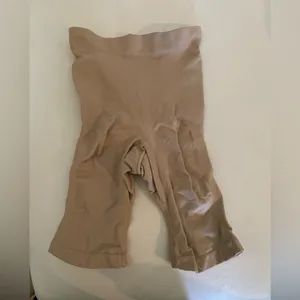 Skims NWOT Sculpting Shorts Size S/M Nude Color thumbnail 2