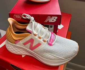 New Balance WROAVNV Womens White Orange Lace Up Running Shoes Size US 6 B thumbnail 1