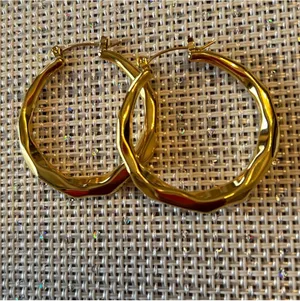 Hoop earrings gold cutted surface thumbnail 3