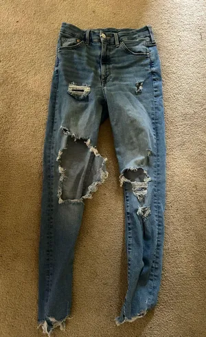 H&M Ripped Jeans thumbnail 1