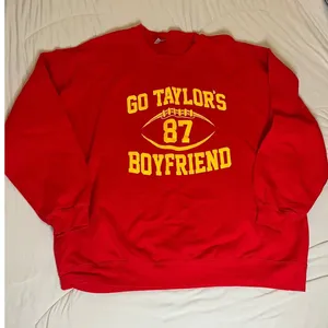 Go Taylors Boyfriend 87 Sweatshirt Red Kansas City Chiefs Travis XL thumbnail 1