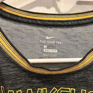 Nike Iowa Hawkeyes Womens Medium Black Dri-FIT Cropped Graphic T-Shirt‎ NCAA thumbnail 4