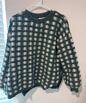 green and white sweater Size M thumbnail 1