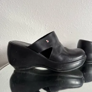 TOMMY HILFIGER Vintage 90s Y2K Black Leather Chunky Platform Slip On Clog Mules thumbnail 3