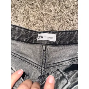 Zara TRF High-Rise Wide-Leg Jeans Grey Faded Wash Raw Hem 6045/224/811 Size 4 thumbnail 3