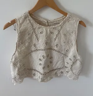 Urban Outfitters Cream Eyelet Lace Crop Top Sleeveless Boho Button Back Medium thumbnail 1