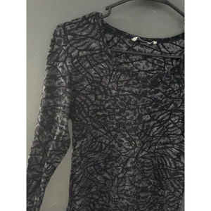 BKE Womens Long Sl Grunge Whimsigoth Web Metallic Silver‎ Black Scoop Top Large thumbnail 2