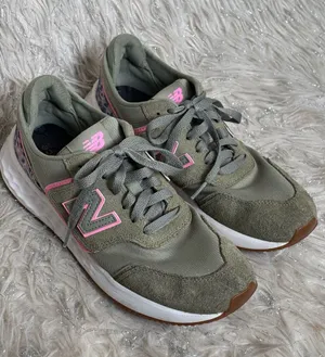 New Balance Women's Olive Green/Sneakers with Pink Details Size 9 thumbnail 1