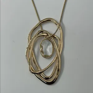 Elegant Gold Pendant Necklace thumbnail 2