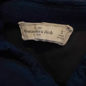 A&F navy blue short sleeve button down , hi/low hem thumbnail 5