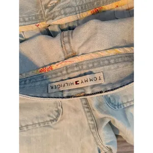 Tommy Hilfiger women's size 6 blue denim jean shorts thumbnail 2