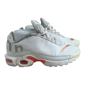 Nike Air Max Plus TN SE GS Kids Sneakers Size 7Y White Silver Orange AR0005-100 thumbnail 2