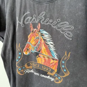 [Messy Bun Just Chillin] Gray Nashville Embroidered Graphic T-Shirt Size Large L thumbnail 6