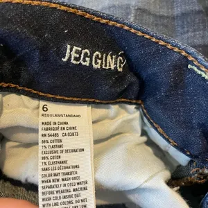 American‎ Eagle Distressed Dark Wash Jeggings thumbnail 4