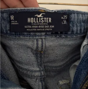 Hollister Ultra High-Rise Dad Ripped Jeans thumbnail 4