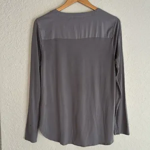 White House | Black Market Gray Blouse V Neck Medium Long Sleeve Minimalist Rayon Office Capsule thumbnail 6