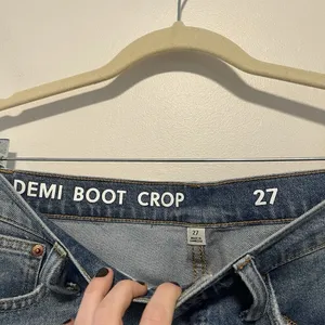 J. Crew Demi Boot Crop Distressed Jeans in Christy Wash Size‎ 27 thumbnail 4