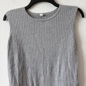 UNIQLO Gray Ribbed Sleeveless Sweater Knit Tank Top Size XL thumbnail 2