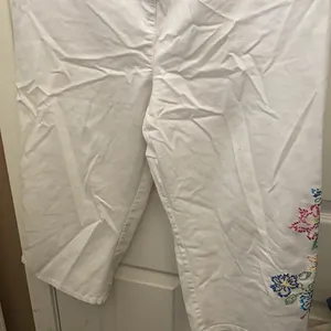 FINAL MARKDOWN Embroidered Koret capris 16p White thumbnail 2