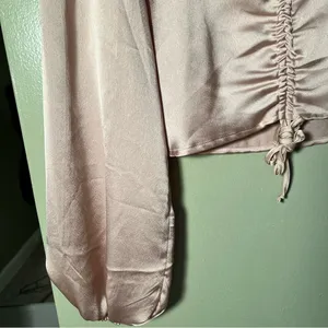 Forever 21 Women's Size Large Satin‎ Crop Top Cinched Front V-Neck Light Pink thumbnail 4