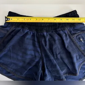 Lululemon women blue stripe print shorts 6 thumbnail 4