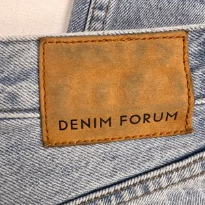Aritzia Denim Forum The Boyfriend High Rise Loose Fit Jeans Button Fly Size 27 thumbnail 10