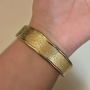 Vintage Gold-tone Wavy Textured Bangle Bracelet thumbnail 3