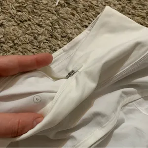 white speed up high rise 2.5” shorts size 6 thumbnail 4