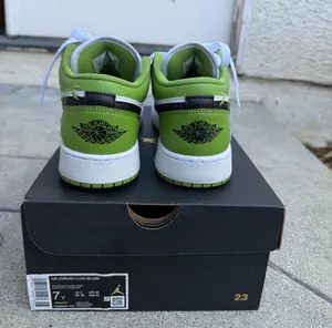 Nike Jordan 1 low SE Altitude Green thumbnail 5
