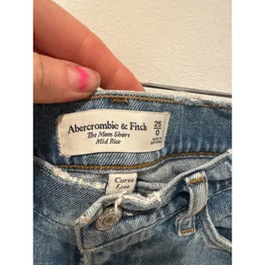 Abercrombie Fitch Curve Love The Mom Short Mid Rise D Jean Shorts‎ Size 25 thumbnail 2