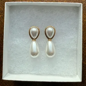 Teardrop pearl and gold bridal earrings thumbnail 2