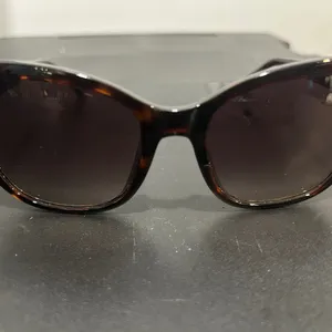 Guess Brown Sunglasses with Tortoiseshell Frames thumbnail 2