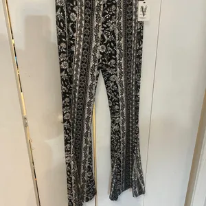 Black and White Floral Patterned stretch Bell bottom Pants Size L thumbnail 7