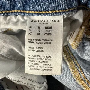 American Eagle SZ 10 SHORT Mom Jeans Distressed Hi-Rise Zip-Fly Light Wash Blue thumbnail 11
