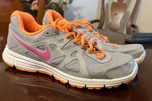 Nike Revolution 2 Athletic Running Shoes Size 9.5 thumbnail 1