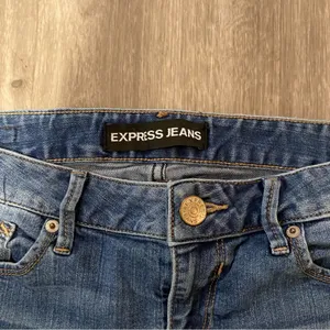 Express Jeans Medium Wash Low Rise Skinny Jeans Women’s Size 8 thumbnail 2