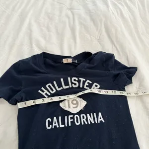 Hollister Navy Blue 19 Y2K 2000s Baby Tee Graphic Tee thumbnail 4