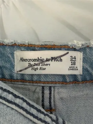 Abercrombie & Fitch Crossover Waist The Dad High Rise Short in Light Wash thumbnail 4