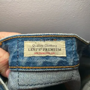 Levi's Premium 501 Light Wash Button Fly Distressed Jeans Women's size 25 thumbnail 3