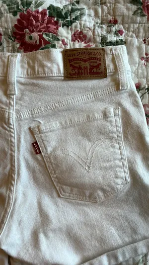 Levi’s White Mid-Length Shorts thumbnail 2