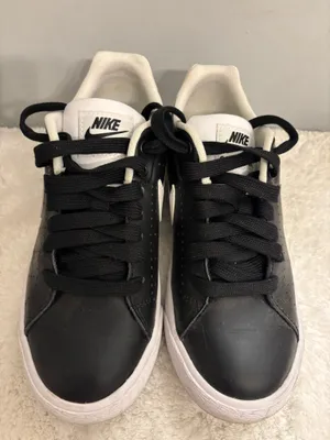 Black Nike sneakers  thumbnail 2