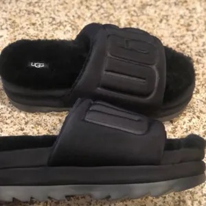 UGG Maxi Graphic Slide Platform Black Slippers Size 8 thumbnail 2