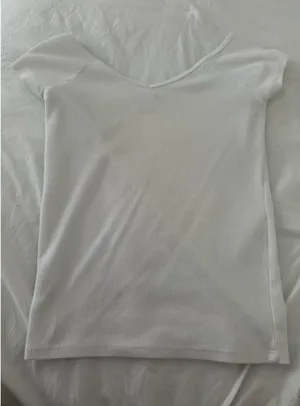 American Eagle white v-neck top thumbnail 3