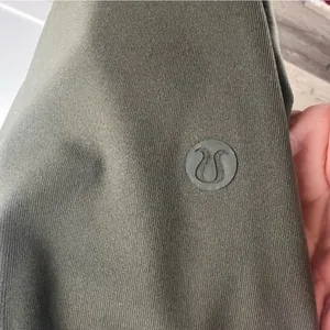 Lululemon On The Fly Crop 23 Dark Olive Luxtreme Travel Pants Size 6 thumbnail 4