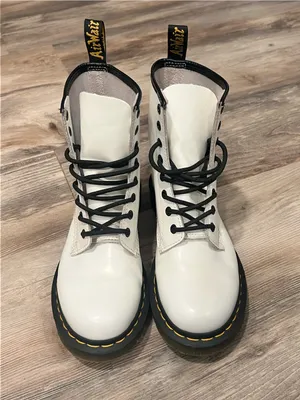 Dr Martens 1460 White Smooth Leather 8 Eye AirWair Combat Boots Woman size 8 thumbnail 3