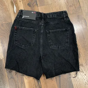 Urban Outfitters BDG NWT 90s Hi Rise Distressed Shorts Size 28 thumbnail 2