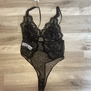 Boohoo NWT  black lace bodysuit thumbnail 2