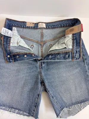 Levi’s 501 Mid Thigh Shorts Women’s NWT Light Wash Button Fly Denim Size 28 thumbnail 4