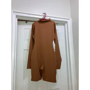 SKIMS Size Small ALL-IN-ONE LONG SLEEVE MID THIGH ONESIE CARAMEL NWT Jumpsuit thumbnail 4