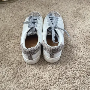 Universal Threads star sneaker with leopard print and silver laces thumbnail 4
